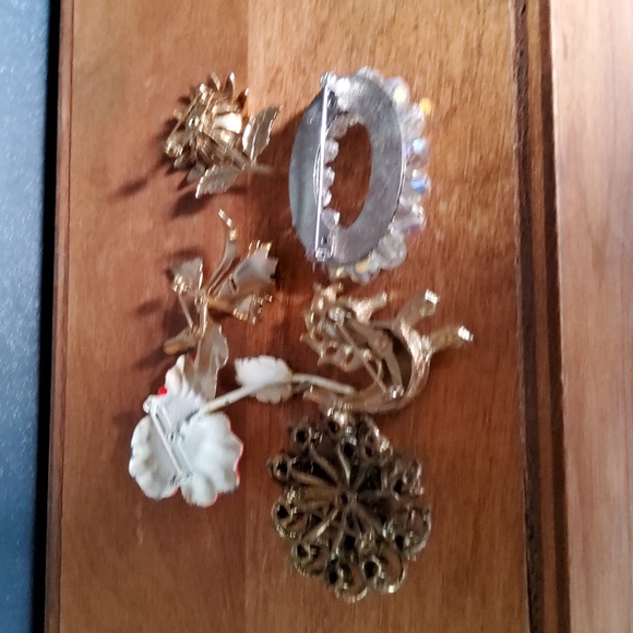 Vintage Brooch Set with Gold and Crystal Accents - Picture 5 of 8